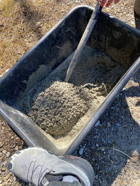 Der Pfosten sitzt im frischen Fundament