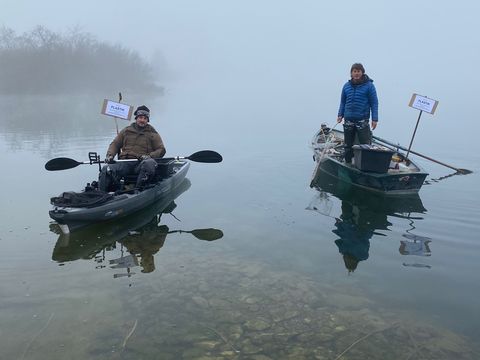 Zwei Boote im Morgennebel: Müllsammeln zu Wasser an der Staustufe 21