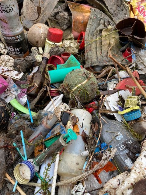 Kleinteile aus Plastik – das meiste davon treibt jahrelang im Wasser